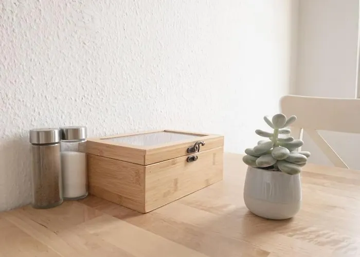 Schoene Mit Blick Ueber Stadtwald *