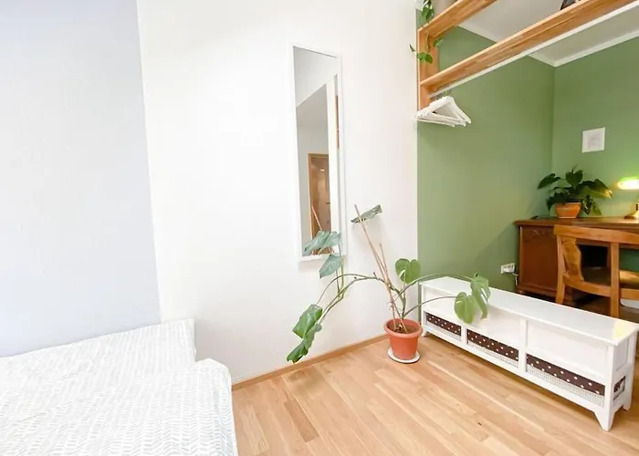 Schoene Mit Blick Ueber Stadtwald