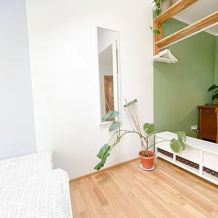 Schoene Mit Blick Ueber Stadtwald